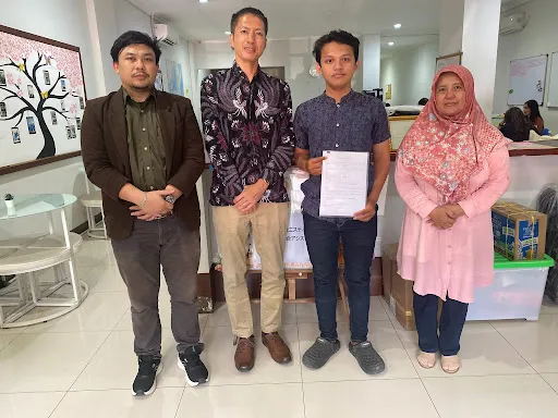 Kak Naufal Didampingi oleh Ibunya Saat Pencairan Dana Talang untuk Keberangkatan 