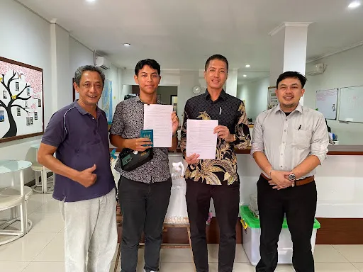 Kak Arkan Didampingi oleh Ayahnya Saat Pencairan Dana Talang untuk Keberangkatan