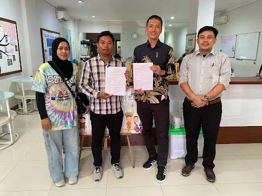 Kak Iman Didampingi oleh Salah satu Kerabatnya Saat Pencairan Dana Talang untuk Keberangkatan