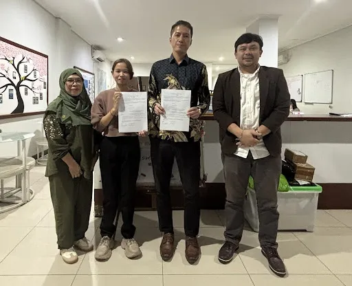 Kak Ayuni Didampingi oleh Ibunya Saat Pencairan Dana Talang untuk Keberangkatan